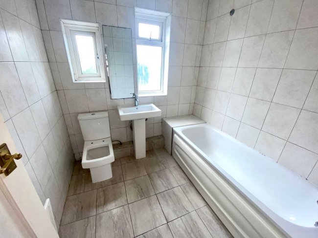 20 Elmwood Close, Wallington, Surrey SM6 7EF 3