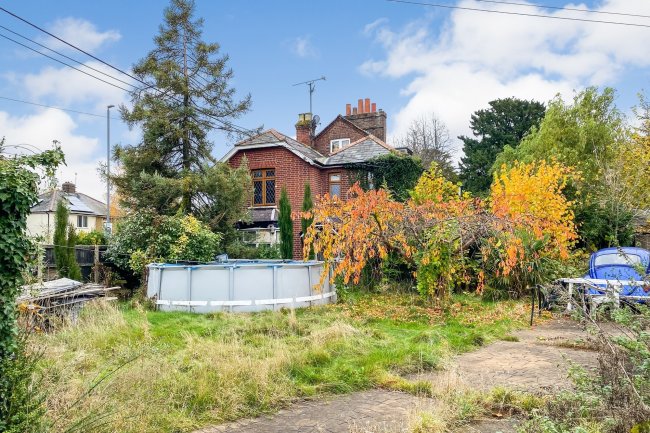 41 London Road, Aston Clinton, Aylesbury, Buckinghamshire HP22 5HL
 3