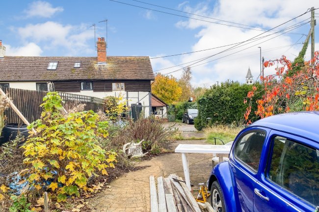 41 London Road, Aston Clinton, Aylesbury, Buckinghamshire HP22 5HL
 3