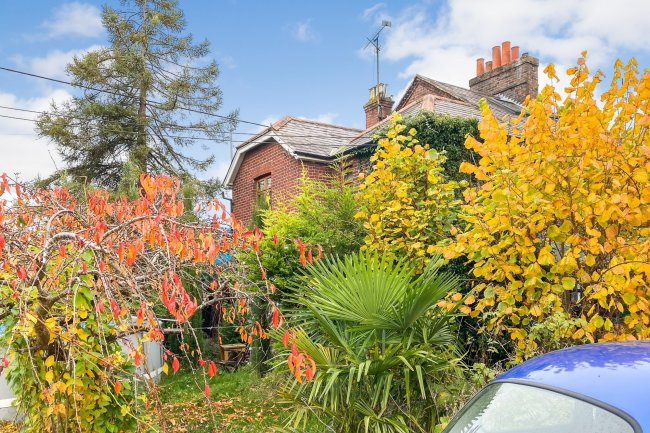 41 London Road, Aston Clinton, Aylesbury, Buckinghamshire HP22 5HL
 3