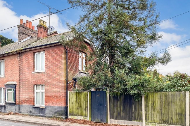 41 London Road, Aston Clinton, Aylesbury, Buckinghamshire HP22 5HL
 3