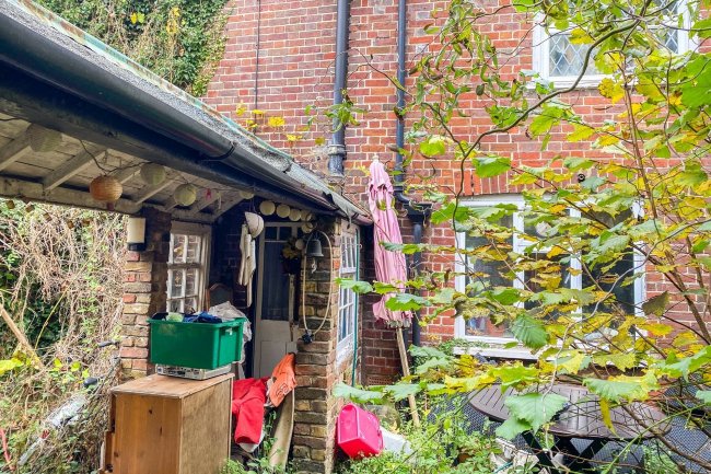 41 London Road, Aston Clinton, Aylesbury, Buckinghamshire HP22 5HL
 3