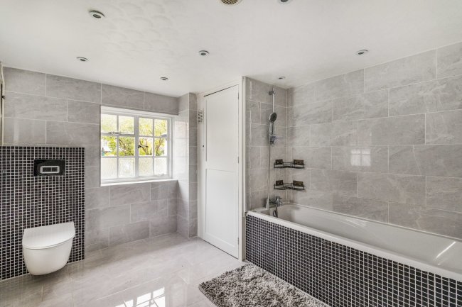 34 Hyde Street, Winchester, Hampshire, SO23 7DX
 5