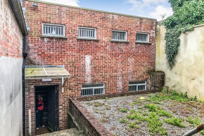 17 Market Place, Blandford Forum, Dorset DT11 7AG 5