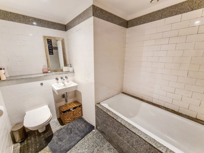 Apt 404, 6 Oldham Road, Manchester, M4 5DB
 1