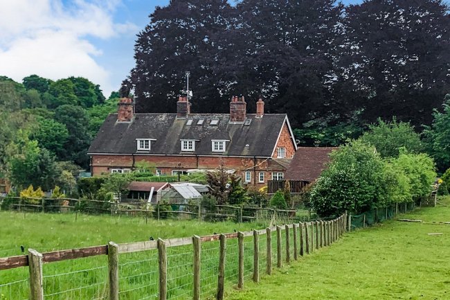 3 Woodcote Manor Cottages, Petersfield Road, Winchester, Hampshire SO24 0LL
 3