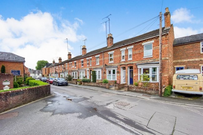 18 Leonard Cottages, Linden Road,  Romsey, Hampshire SO51 8DB
 4