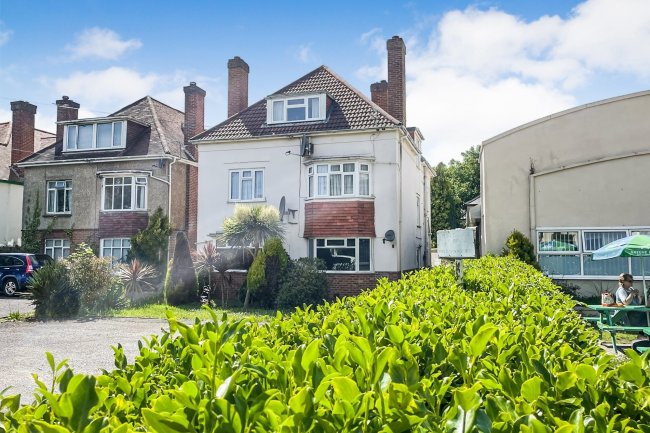 Flat 2, 8 Alum Chine Road, Bournemouth, Dorset BH4 8DX
 4