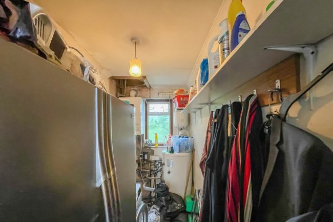 30 Beacontree Avenue, Walthamstow, London E17 4BT 1