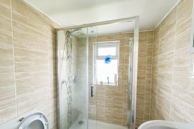 30 Beacontree Avenue, Walthamstow, London E17 4BT 1