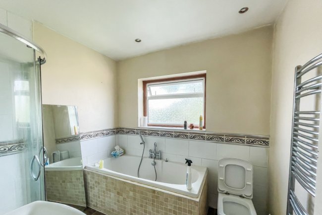 30 Beacontree Avenue, Walthamstow, London E17 4BT 1