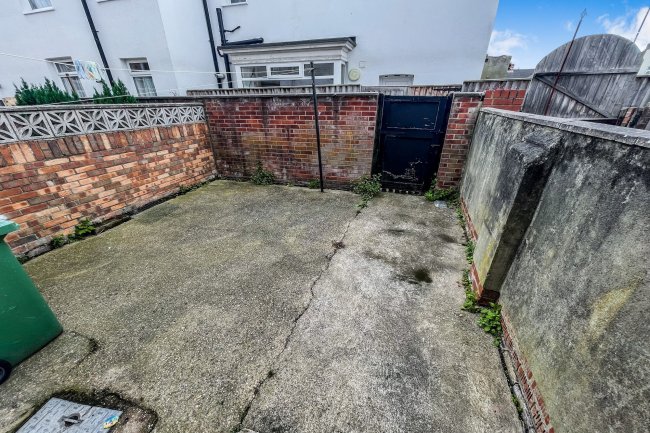 25 Highfield Avenue, Grimsby, North East Lincolnshire, DN32 0JG
 7