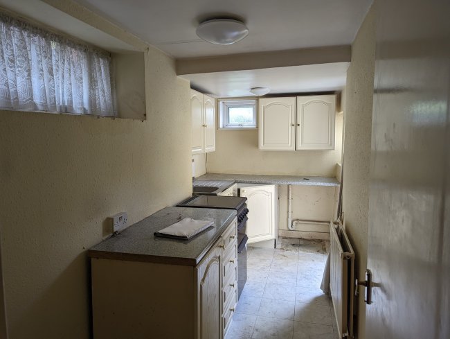 Lower Ground Floor /Basement Flat, 130 Lower Addiscombe Road, Croydon, Surrey CR0 6AE 7