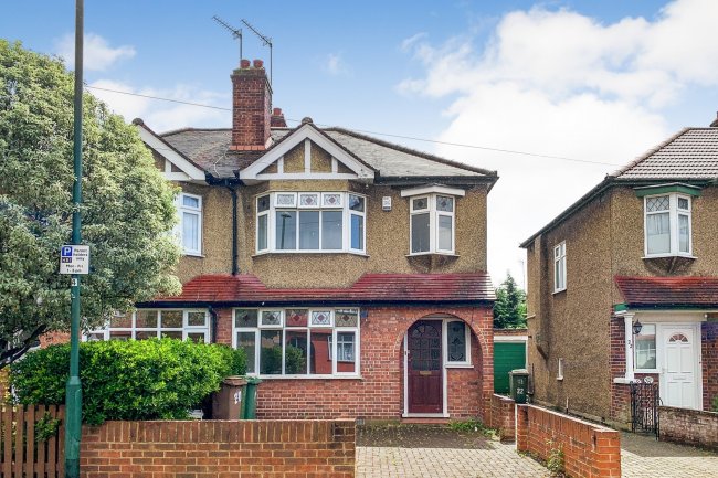 20 Elmwood Close, Wallington, Surrey SM6 7EF 3