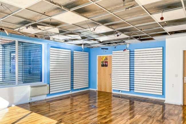 201 High Street, Crowthorne, Berkshire RG45 7AQ 1