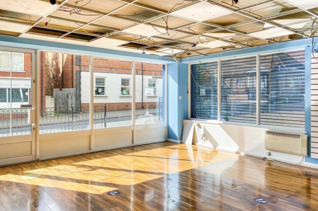 201 High Street, Crowthorne, Berkshire RG45 7AQ 1