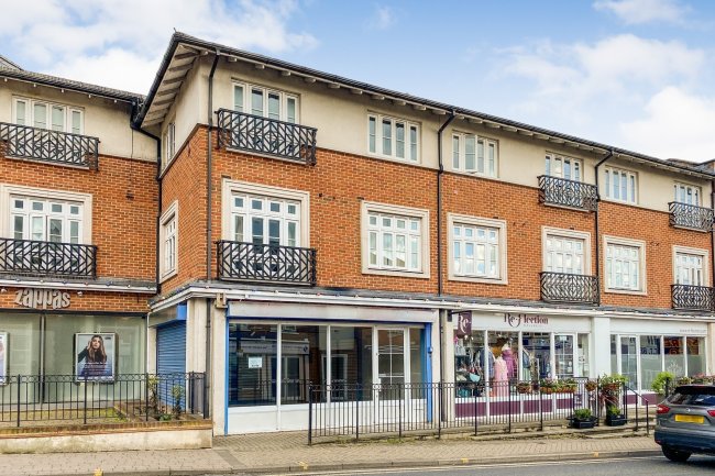 201 High Street, Crowthorne, Berkshire RG45 7AQ 1