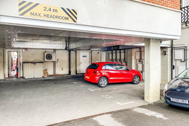 201 High Street, Crowthorne, Berkshire RG45 7AQ 1