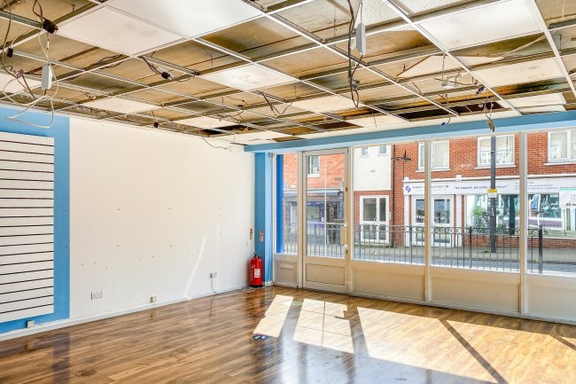 201 High Street, Crowthorne, Berkshire RG45 7AQ 1