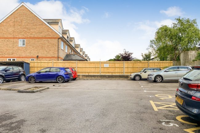 201 High Street, Crowthorne, Berkshire RG45 7AQ 1