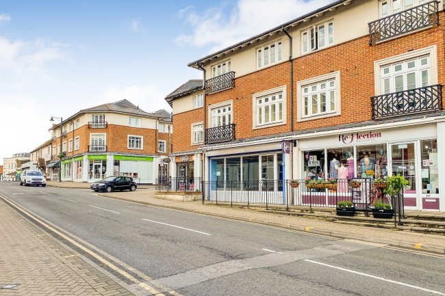 201 High Street, Crowthorne, Berkshire RG45 7AQ 1