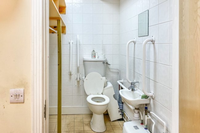 201 High Street, Crowthorne, Berkshire RG45 7AQ 1