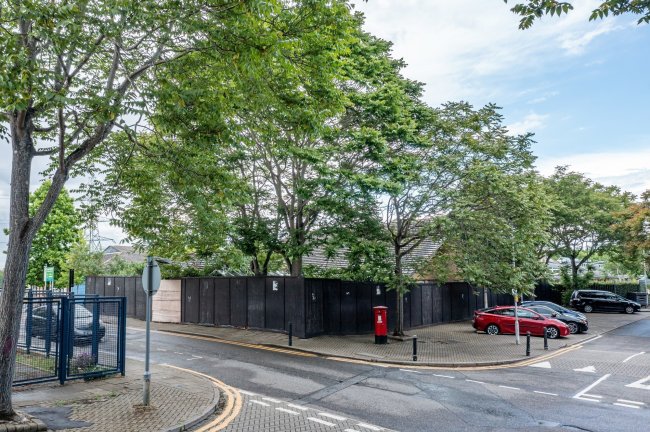 Community Centre, 18 Warwall, Winsor Park, Beckton, London E6 6WG 3