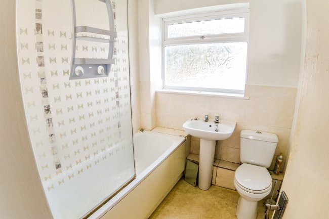 192 Pinewood Park, Farnborough, Hampshire, GU14 9LG 6