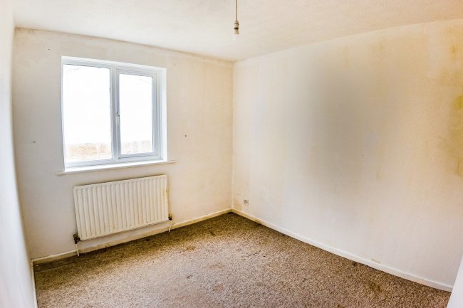 192 Pinewood Park, Farnborough, Hampshire, GU14 9LG 6