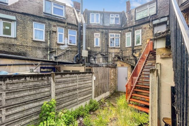 833-835A Longbridge Road, Dagenham, Essex RM8 2DA 3