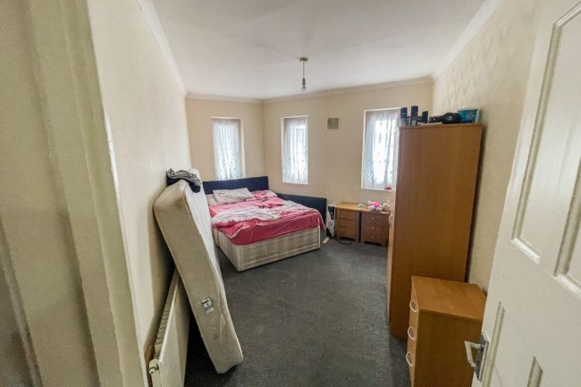 833-835A Longbridge Road, Dagenham, Essex RM8 2DA 3