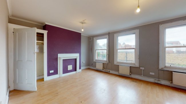 7C Eckstein Road, Clapham, London SW11 1QE  4