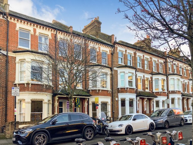 7C Eckstein Road, Clapham, London SW11 1QE  4