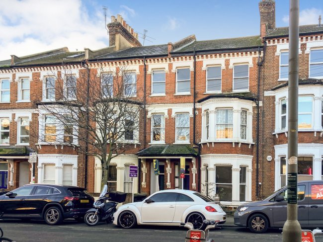 7C Eckstein Road, Clapham, London SW11 1QE  4