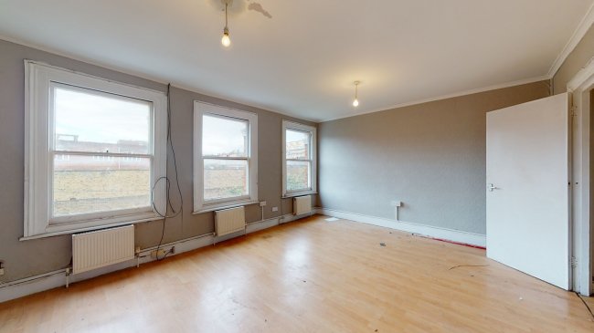 7C Eckstein Road, Clapham, London SW11 1QE  4