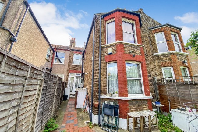 39 Waldeck Road, Duckett's Green, London N15 3EL 10