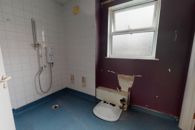 124 Robinson Road, Tooting, London SW17 9DR
 7