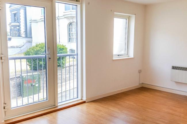 Flat 5 Headland Park House, 94 North Hill, Plymouth PL4 8EX
 7