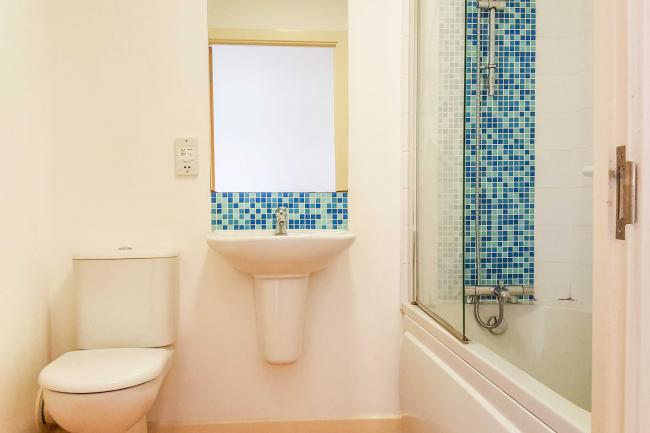 Flat 5 Headland Park House, 94 North Hill, Plymouth PL4 8EX
 7