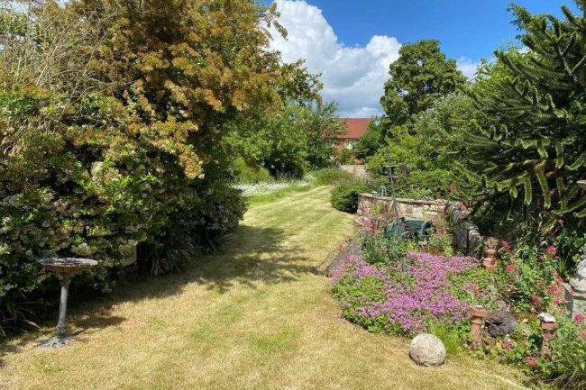 66 Green End Street, Aston Clinton, Aylesbury, HP22 5EU
 9