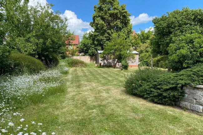 66 Green End Street, Aston Clinton, Aylesbury, HP22 5EU
 9