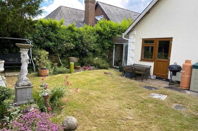 66 Green End Street, Aston Clinton, Aylesbury, HP22 5EU
 9