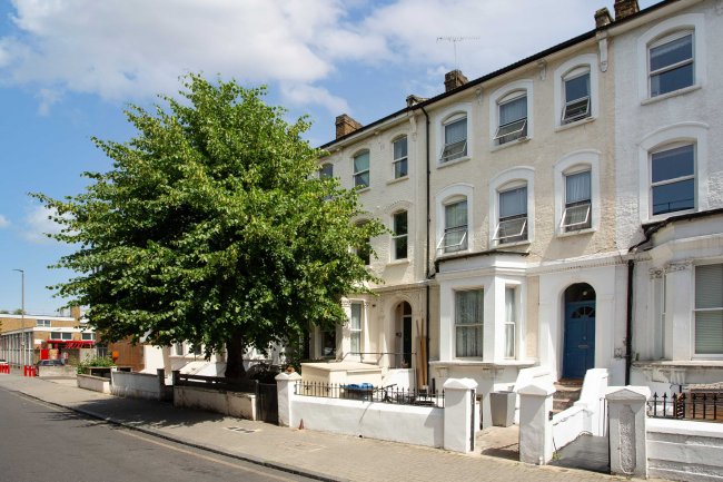 Flat B, 8 Balham Grove, Balham, London SW12 8AY  2