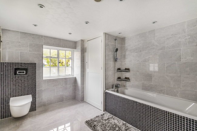 34 Hyde Street, Winchester, Hampshire, SO23 7DX
 7