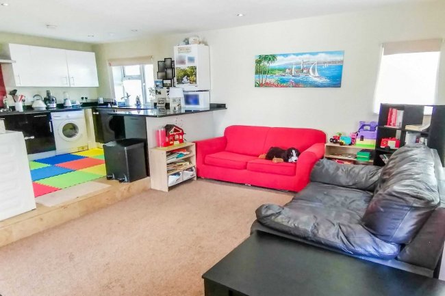 2 & 2a Upper Station Road, Radlett, Hertfordshire WD7 8BX 2