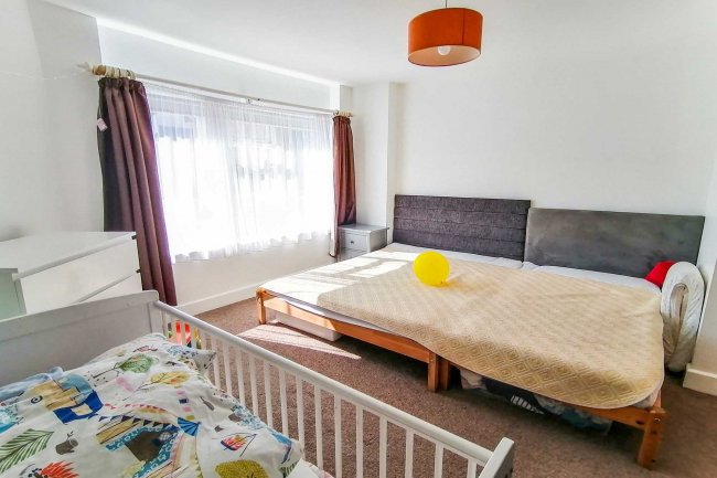 2 & 2a Upper Station Road, Radlett, Hertfordshire WD7 8BX 2