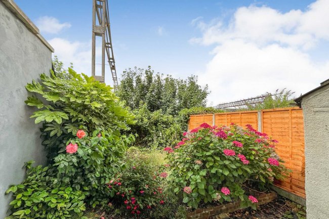 101 Francis Avenue, Ilford, Essex, IG1 1TT 9