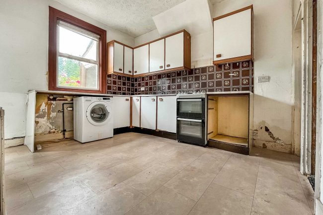 101 Francis Avenue, Ilford, Essex, IG1 1TT 9