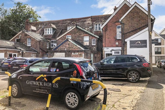 14 Brighton Road, Crawley, West Sussex RH10 6AA 2