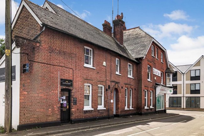 14 Brighton Road, Crawley, West Sussex RH10 6AA 2